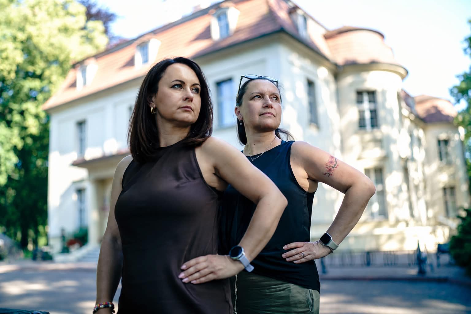 Agnieszka Gisges-Braun i Sylwia Binkowska przed rezydencją